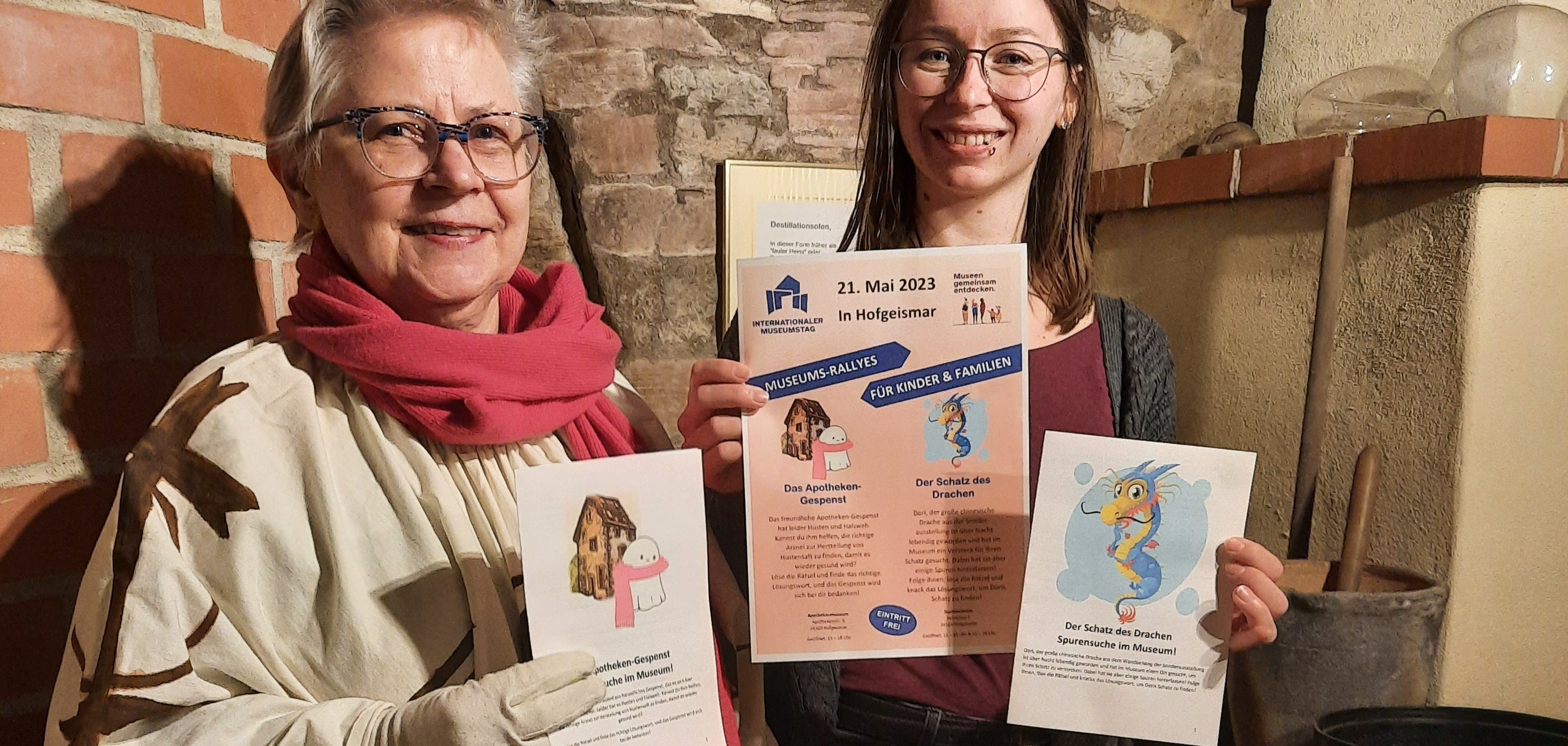 Museumsmitarbeiterin Katharina Vock und Apothekengespenst Christa Figur freuen sich auf viele große und kleine Rallye-Teilnehmer
