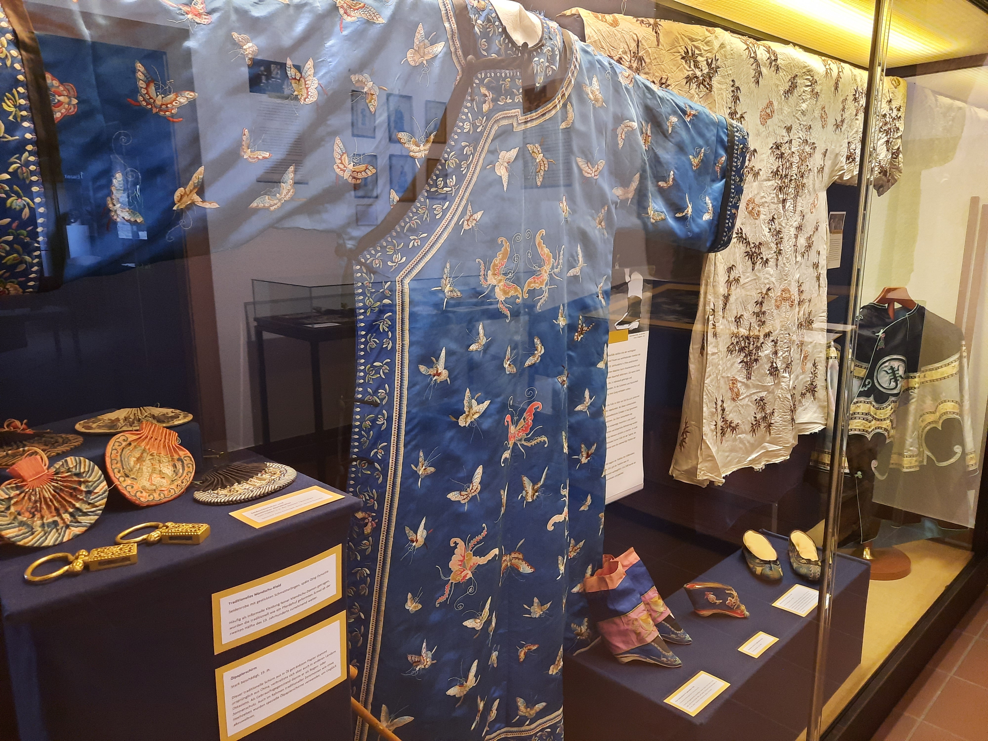 Fein bestickte Kleider und winzige Seidenschuhe aus dem Alten China