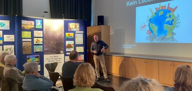 Wie wichtig Biodiversität für uns ist zeigt Prof. Dr. Kai Füldner (Leiter des Naturkundemuseum Kassel) in seiner Einführung zur Ausstellung. Wie wichtig Biodiversität für uns ist zeigt Prof. Dr. Kai Füldner (Leiter des Naturkundemuseum Kassel) in seiner Einführung zur Ausstellung.