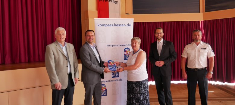 Polizeipräsident  Konrad Stelzenbach, Bürgermeister Torben Busse, Stadtverordnetenvorsteherin Monika Grebing, Jan Schneider (Hess. Innenministerium) Sven Schmalz (Schutzmann vor Ort)