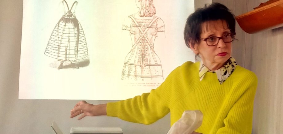 Ruth Piro-Klein nimmt ihr Publikum mit auf eine anschauliche Zeitreise durch die Geschichte unserer Unterwäsche.