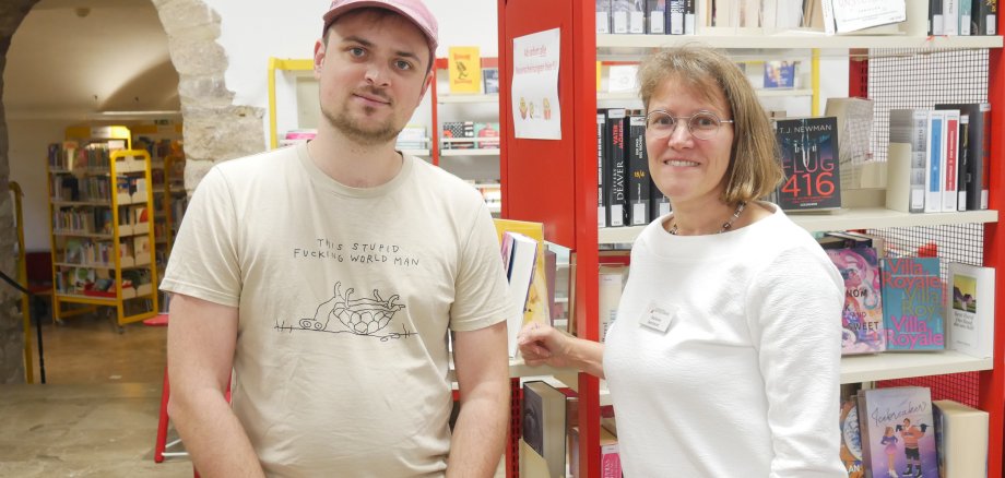 Sebastian Adem und Büchereileiterin Stefanie Gebhardt Sebastian Adem und Büchereileiterin Stefanie Gebhardt