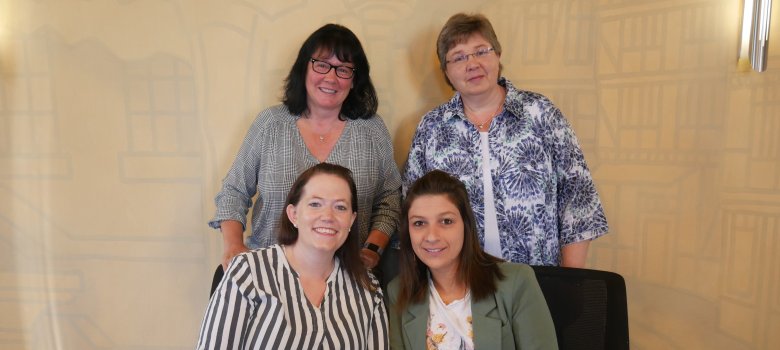 TEAM Standesamt - stehend: Birgit Niggemann-Schneider, Claudia Huth sitzend: Mareike Weß, Sarah Roden-Hellenbrecht