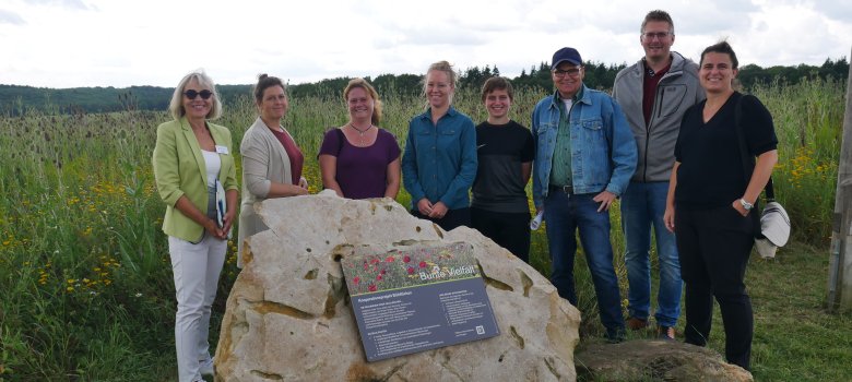 V.l.n.r. Claudia Friedrich (Bauamt Hofgeismar), Franziska Stallknecht (Ortsvorsteherin Kelze), Melanie Damm (Lankkreis Kassel - Untere Naturschutzbehörde), Elena Meier (Büro Bioplan), Jan Rien (Büro Bioplan), Jürgen Düster (Landkreis Kassel – Fachbereich Landwirtschaft), Rene Ritter (Regionaler Bauernverband), Manuela Greipel (Naturpark Reinhardswald – Geschäftführerin)